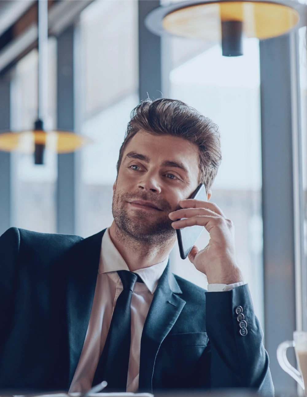 Moški se pogovarja po telefonu